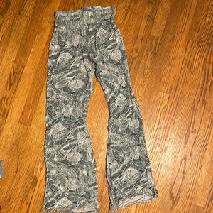 O’Neill Beach Crinkle Pants Size Medium! Great for casual or dressy!
